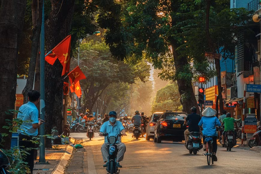 En otoño, los visitantes pueden apreciar colores muy poéticos, románticos y también típicos de Hanoi.