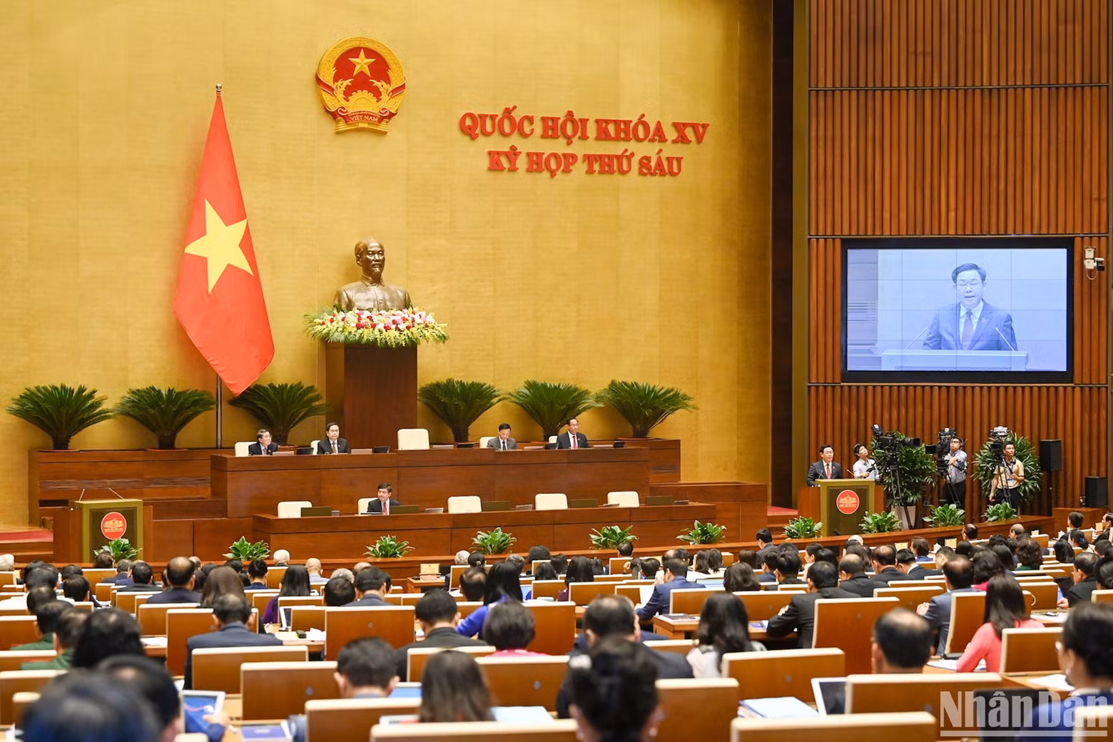 Dinh Hue insta a los diputados de la AN a seguir promoviendo eficazmente su papel y sus responsabilidades, además de intensificar la solidaridad y el entusiasmo en la ejecución de las tareas.