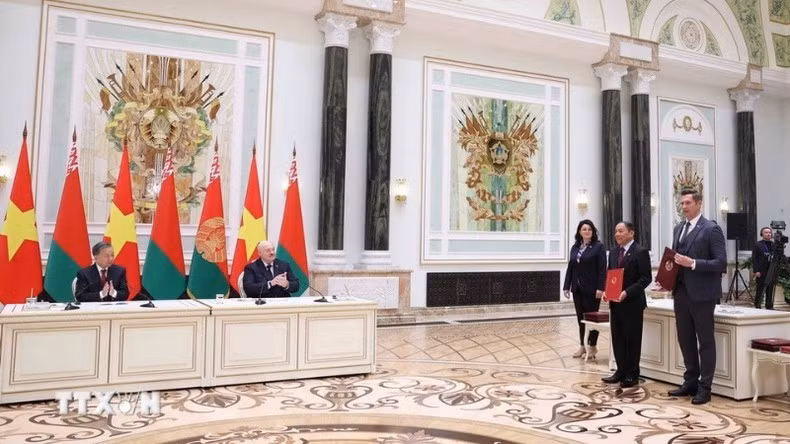 El secretario general del Partido Comunista de Vietnam, To Lam y el presidente de Bielorrusia, Aleksandr Lukashenko, presencian la ceremonia de entrega del Programa de Cooperación Cultural entre el Ministerio de Cultura, Deportes y Turismo de Vietnam y el de Cultura de Bielorrusia para el período 2026-2028. (Foto: Thong Nhat/VNA) El secretario general del Partido Comunista de Vietnam, To Lam y el presidente de Bielorrusia, Aleksandr Lukashenko, presencian la ceremonia de entrega del Programa de Cooperación Cultural entre el Ministerio de Cultura, Deportes y Turismo de Vietnam y el de Cultura de Bielorrusia para el período 2026-2028. (Foto: Thong Nhat/VNA)