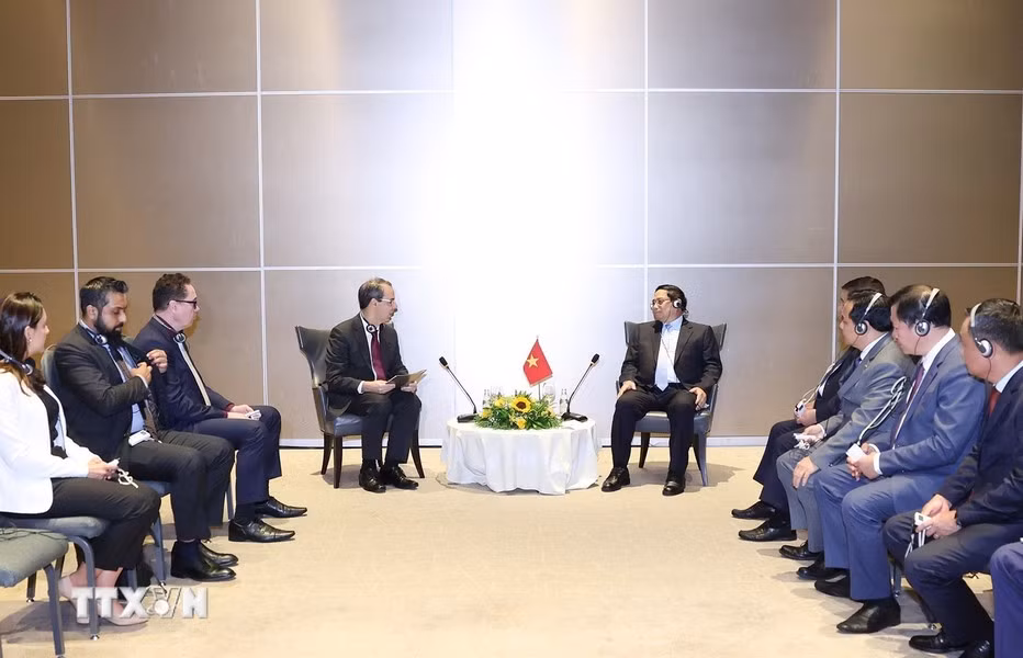 El premier vietnamita, Pham Minh Chinh, recibe a José Serrador, vicepresidente de la empresa aeronáutica de Embraer.