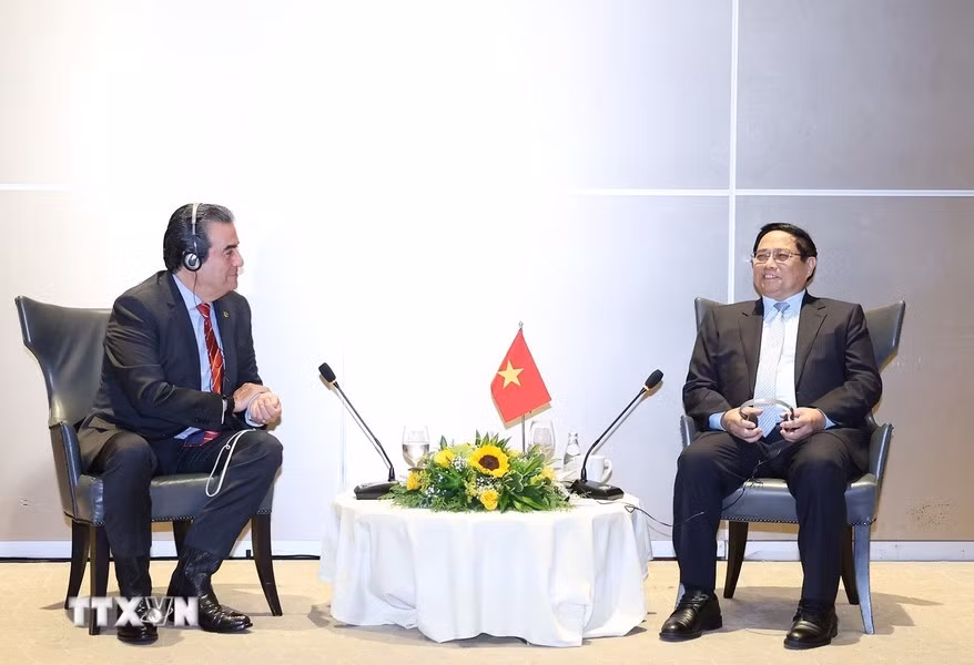 El jefe de Gobierno vietnamita, Pham Minh Chinh, y Celso Nunes, director de innovación del grupo tecnológico Alterosa.