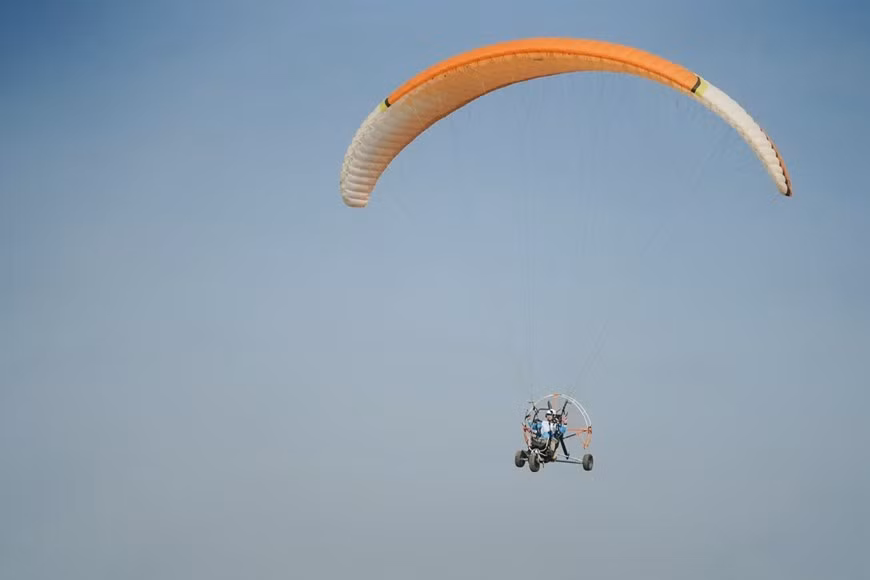 Para garantizar la seguridad, se equipan a los pilotos con algunos dispositivos electrónicos que sirven para navegar y determinar la posición (incluida la altitud), controlar la velocidad del viento durante el despegue y dispositivos de comunicación por radio.