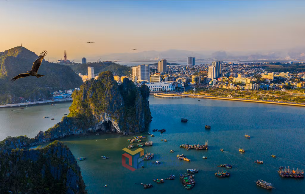 Vista desde el mar, la ciudad de Ha Long es aún más colorida.