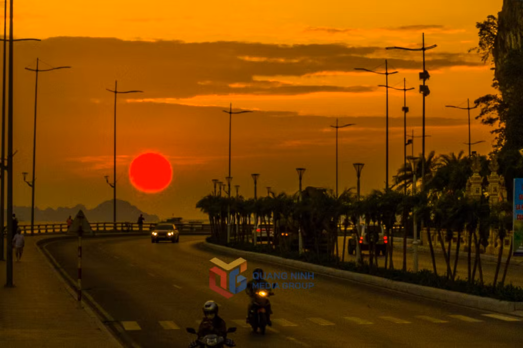 Al viajar por la carretera costera, tanto los habitantes locales como los turistas pueden admirar el brillante sol.