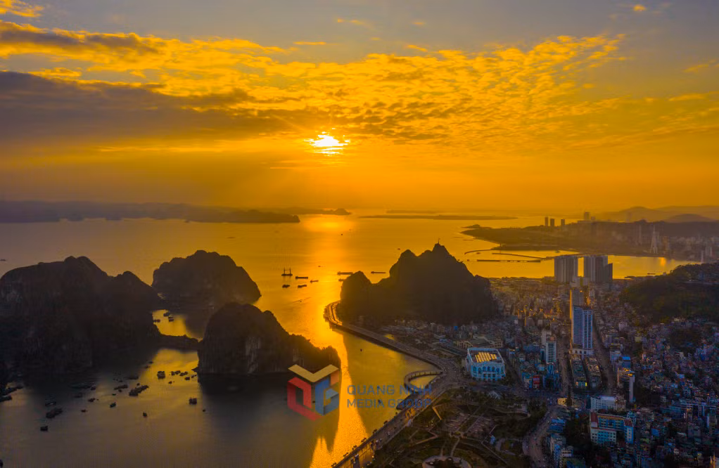 La ciudad costera parece bañada en oro brillante.