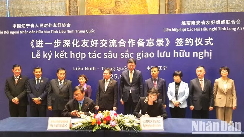 Firma de un acuerdo de cooperación amistosa entre las provincias de Long An y Liaoning.
