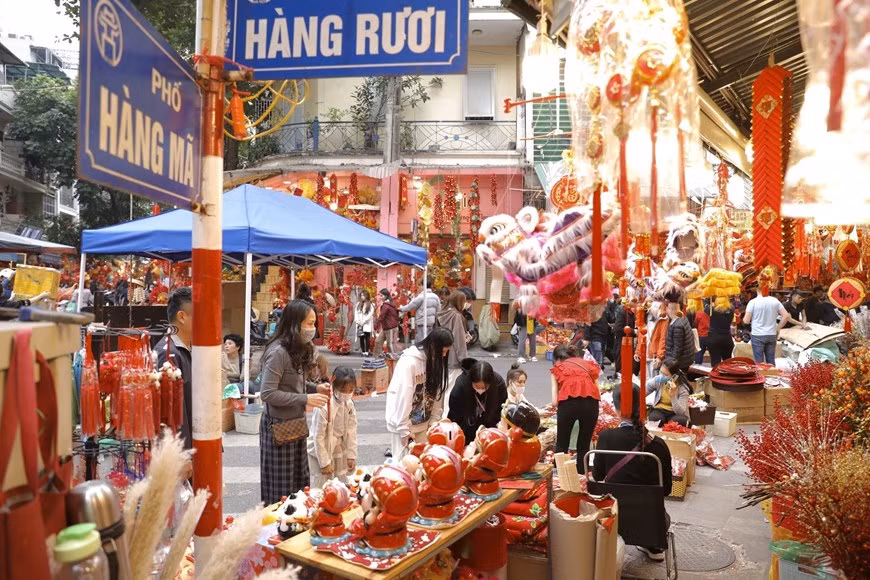 En las calles de Hang Luoc, Hang Khoai, Hang Ruoi y Hang Ma se encuentran los árboles de kimquat y de durazno, múltiples decoraciones, flores reales y también de seda.