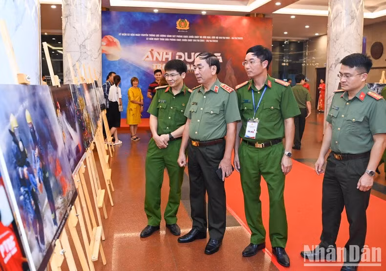 Los delegados visitan la exposición fotográfica sobre los trabajos de prevención y lucha contra incendios y rescate.