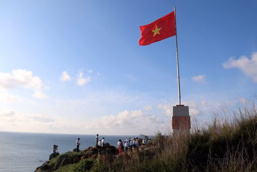El asta de bandera nacional en la isla de Phu Quy, provincia de Binh Thuan. El asta de bandera nacional en la isla de Phu Quy, provincia de Binh Thuan.
