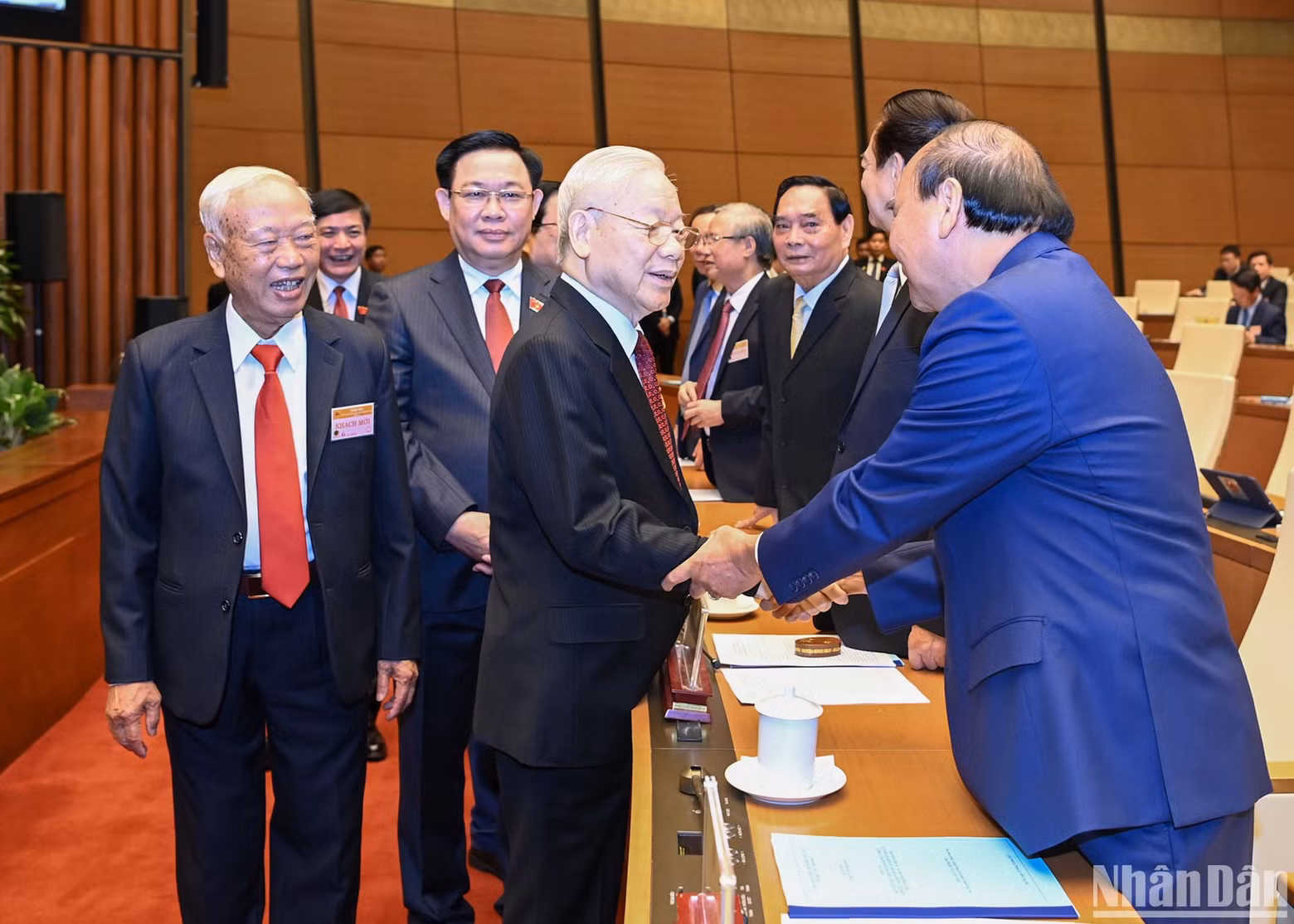 El secretario general del Partido Comunista de Vietnam, Nguyen Phu Trong; el presidente del Parlamento, Vuong Dinh Hue, y los ex dirigentes del Partido y el Estado en la cita.