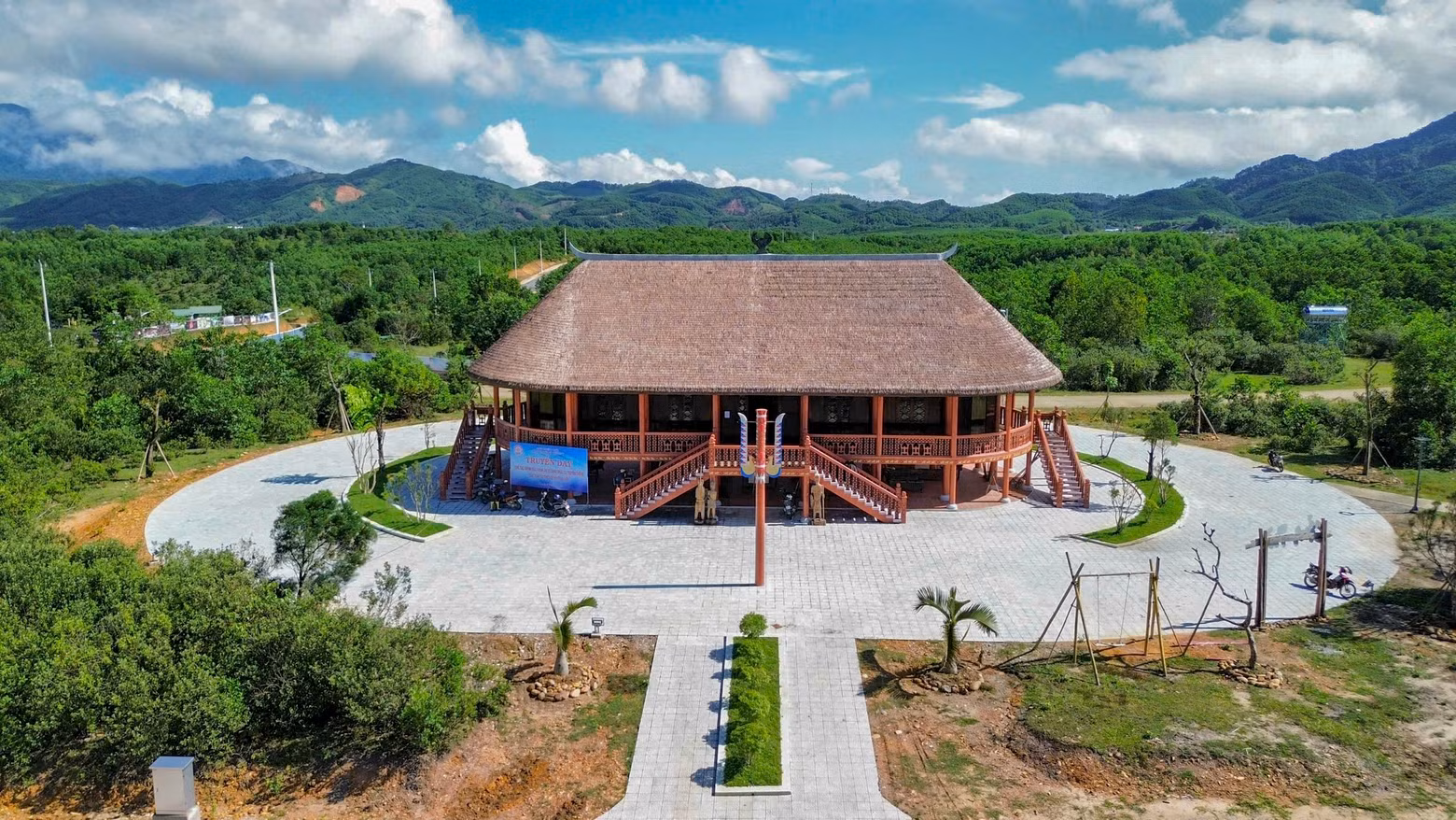 El proyecto está diseñado según los patrones de identidad cultural de las minorías étnicas en el distrito de A Luoi.