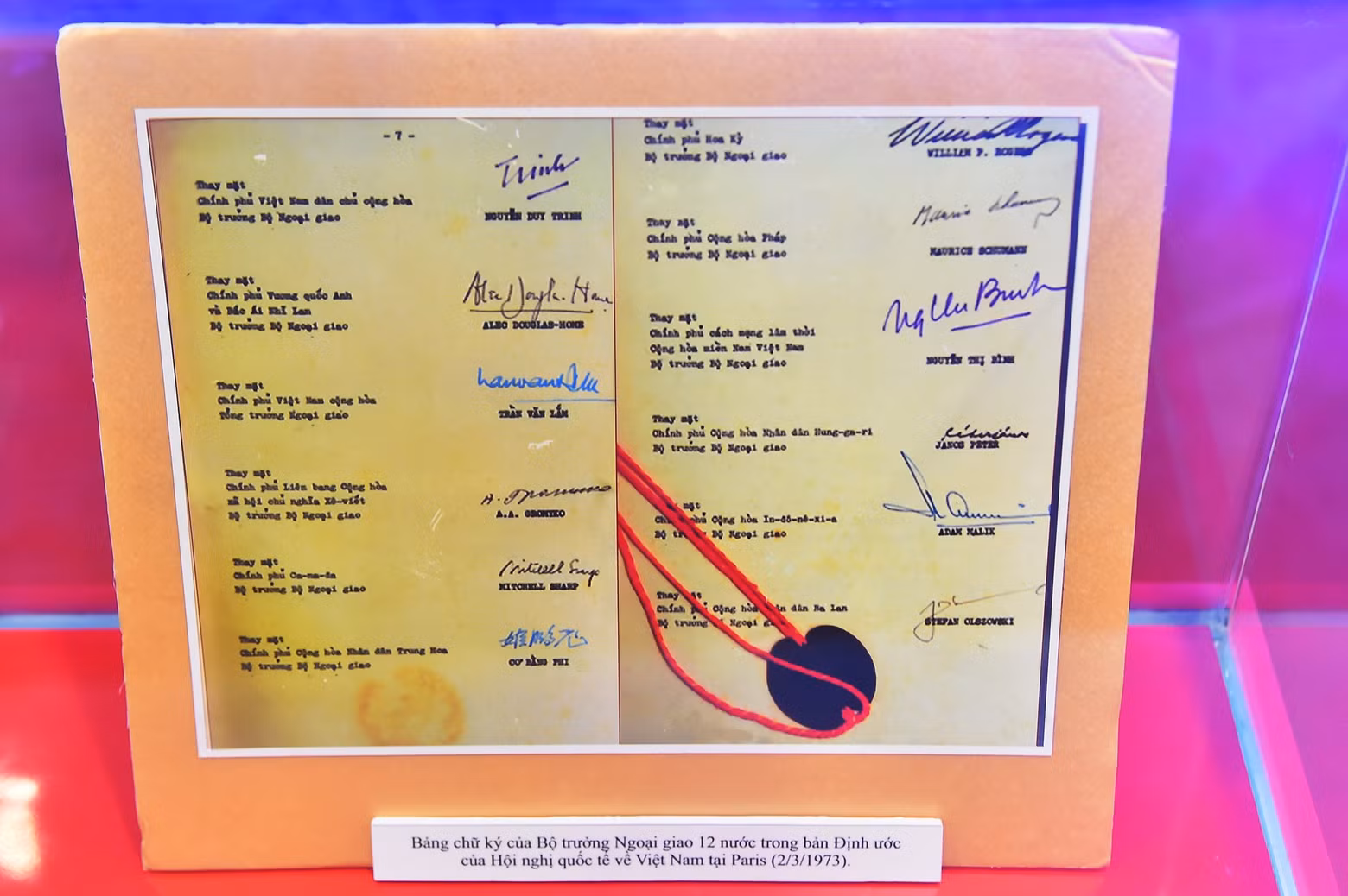 La tabla de firmas de los cancilleres de 12 países en la Convención de la Conferencia Internacional sobre Vietnam en París, 3 de marzo de 1997. (Fotografía: THUY NGUYEN)