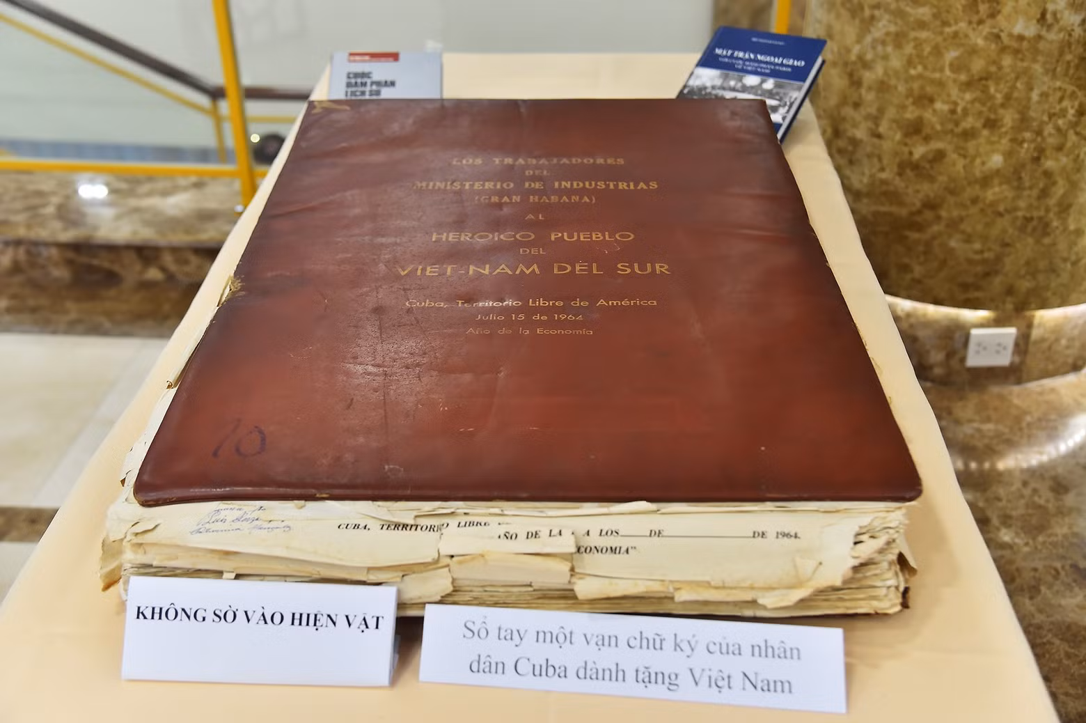 El manual de las diez mil firmas de apoyo del pueblo cubano por Vietnam (Fotografía: THUY NGUYEN)