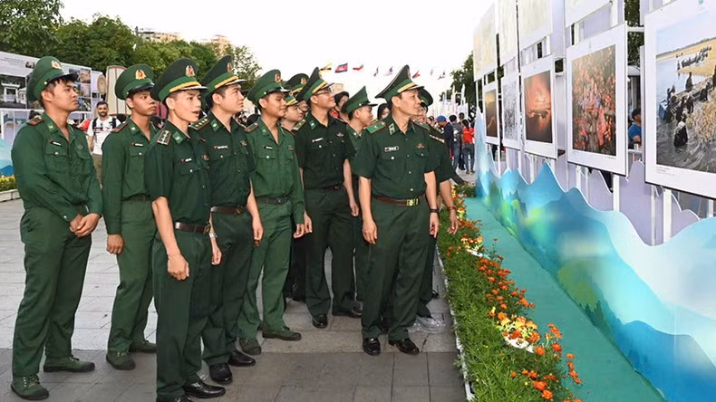 Con numerosas imágenes realistas y emotivas, la exposición atrae a un gran número de visitantes. (Foto: Quoc Thanh)