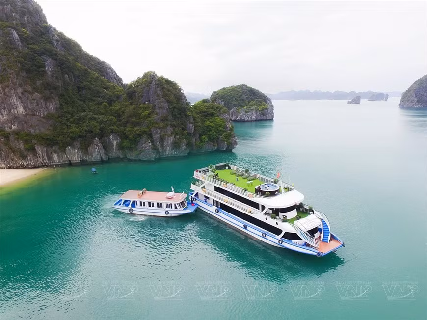 Los cruceros anclan en la bahía para que los turistas experimenten actividades como natación y exploración de pequeñas islas Los cruceros anclan en la bahía para que los turistas experimenten actividades como natación y exploración de pequeñas islas