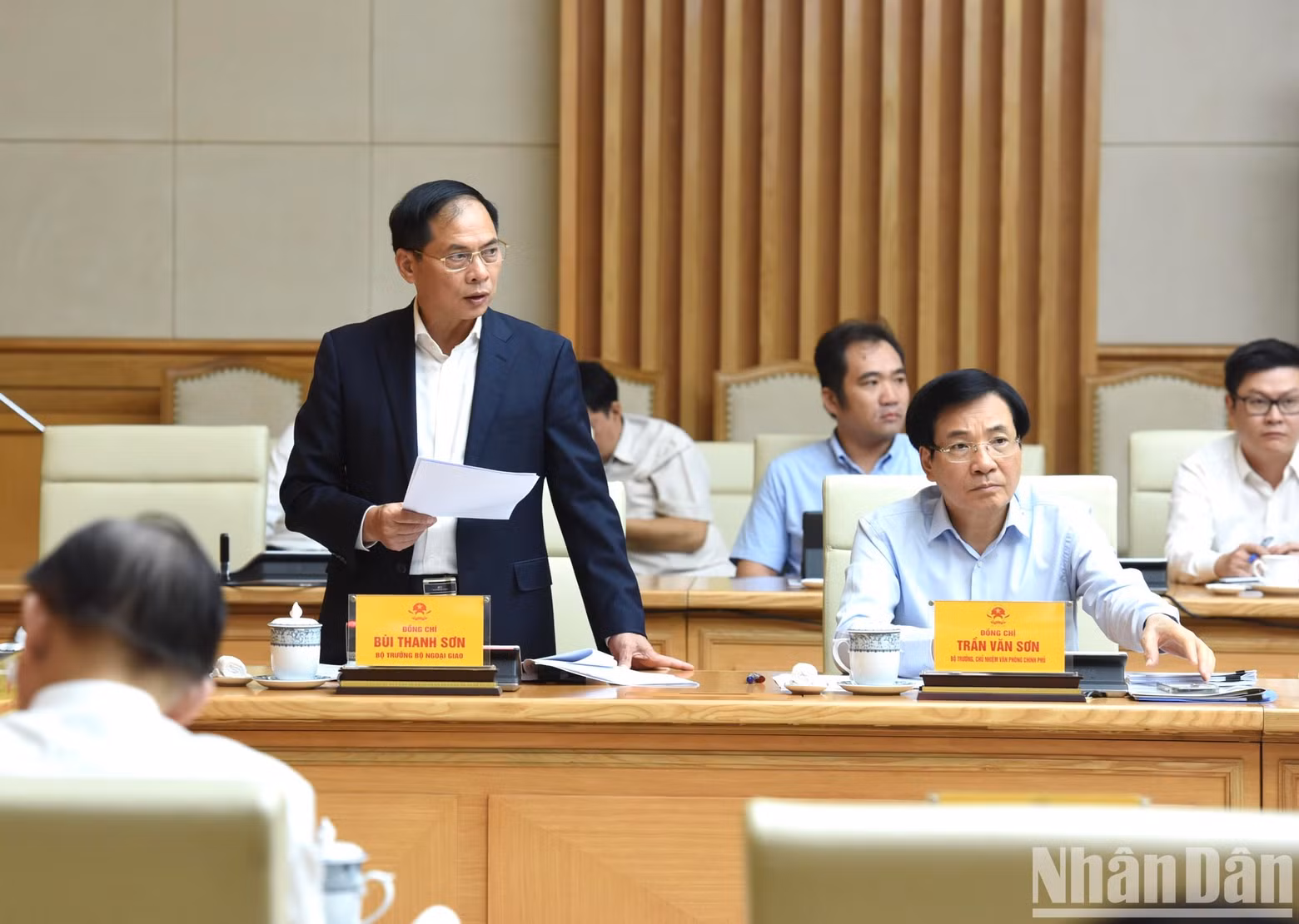 El ministro de Relaciones Exteriores, Bui Thanh Son, anuncia la Decisión del primer ministro sobre el establecimiento del Comité Directivo para desarrollar el proyecto.