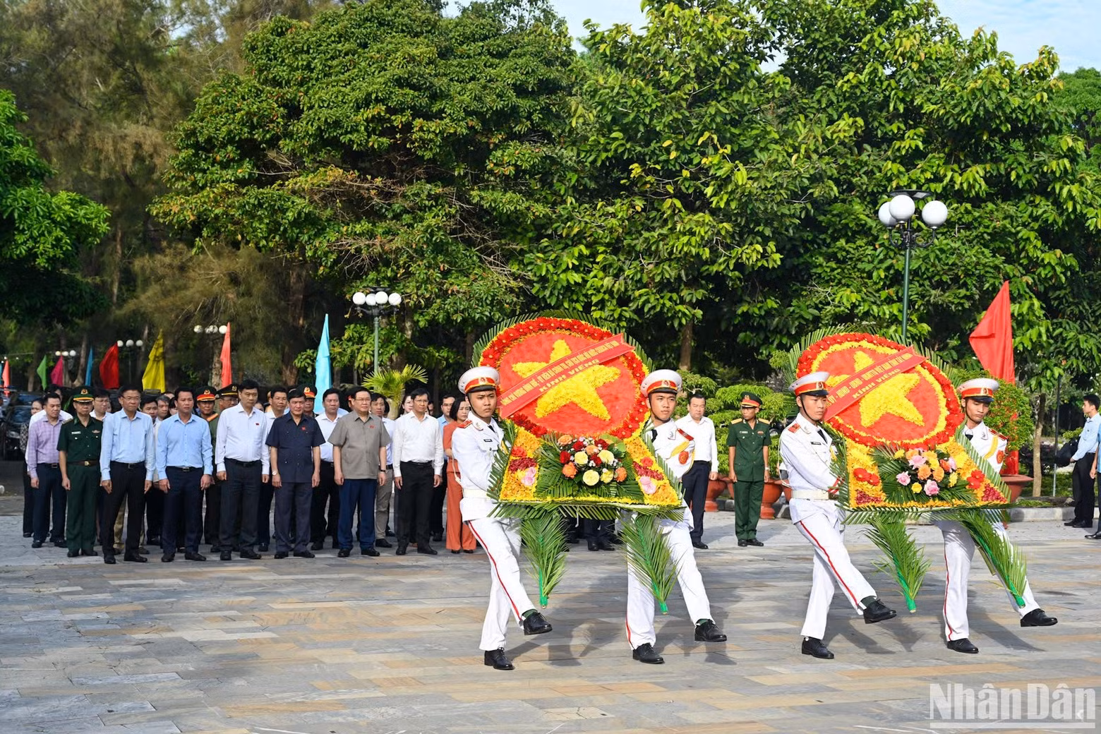 La ceremonia de ofrenda de flores.