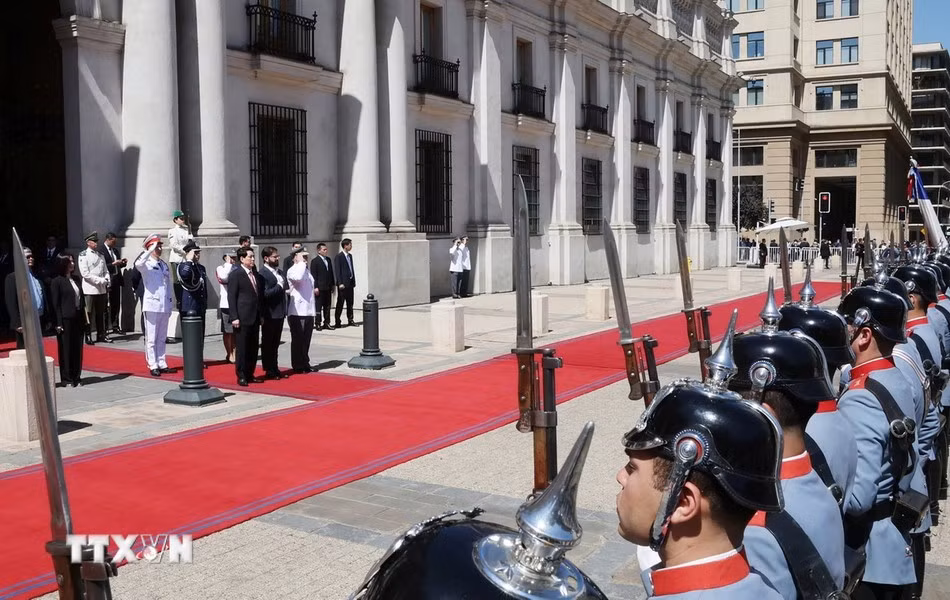 El presidente de Vietnam, Luong Cuong, y su similar chileno, Gabriel Boric, asisten a ceremonia de izamiento de la bandera.