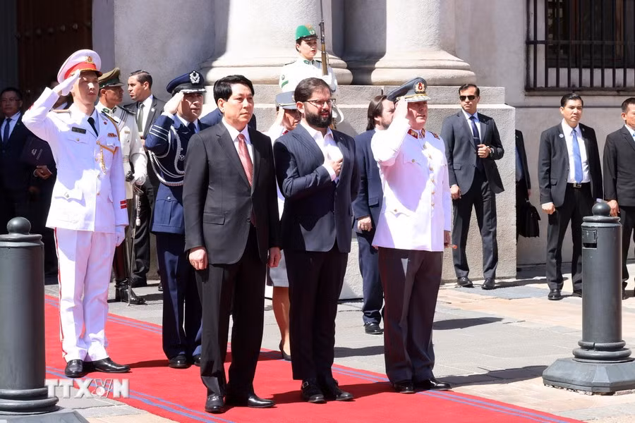 El presidente de Vietnam, Luong Cuong, y su similar chileno, Gabriel Boric, asisten a la ceremonia de izamiento de la bandera.