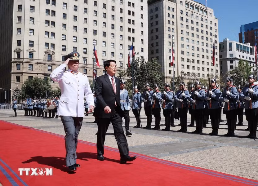 El presidente de Vietnam, Luong Cuong, pasa revista a la guardia de honor.