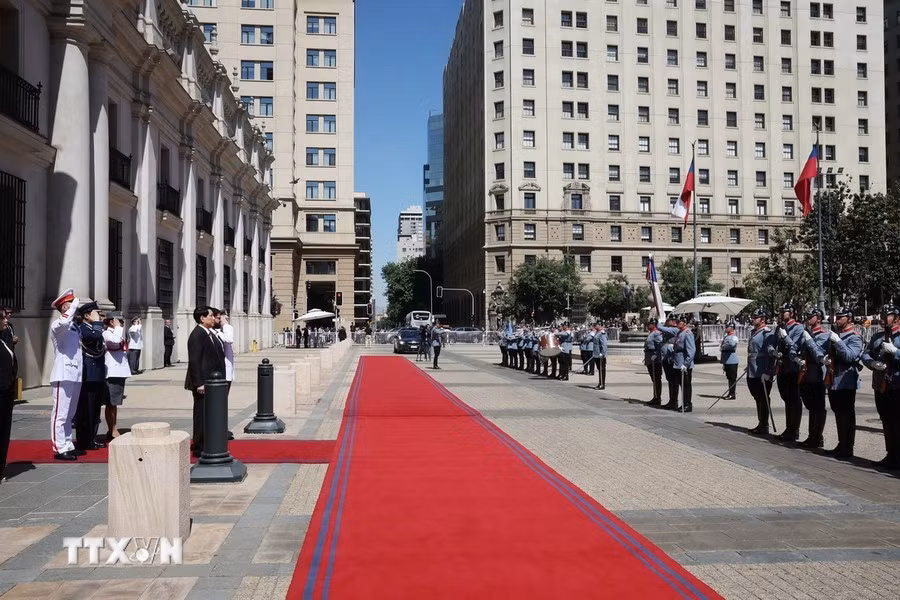 El presidente de Vietnam, Luong Cuong, y su homólogo chileno, Gabriel Boric, asisten a ceremonia de izamiento de la bandera.