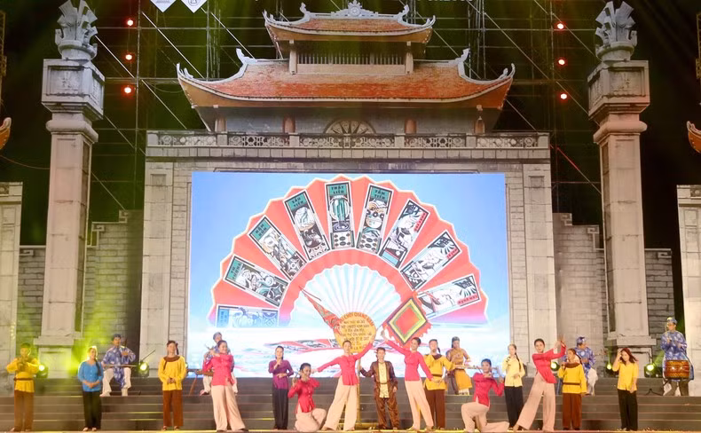 El canto folclórico Bai Choi, ejecutado por artesanos y artistas de la provincia de Quang Nam, atrae la atención de la audiencia.