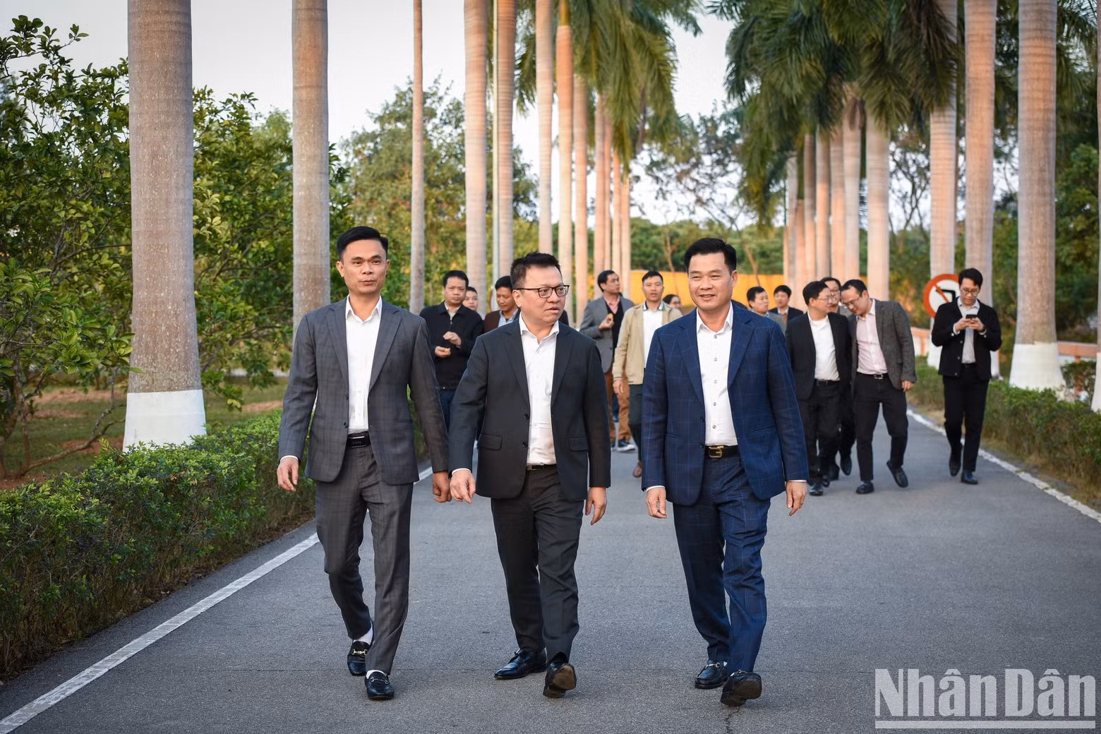 Quoc Minh y delegados visitan la sede de la División 325.