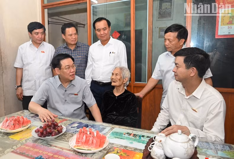 Dinh Hue visita a la Madre Vietnamita Heroica Nguyen Thi Phuoc en la ciudad de Quang Tri.