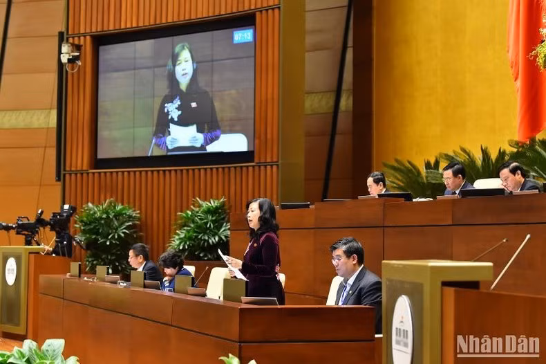 El ministro de Salud, Dao Hong Lan, toma notas de todos los comentarios y sugerencias relacionados con el proyecto. El ministro de Salud, Dao Hong Lan, toma notas de todos los comentarios y sugerencias relacionados con el proyecto.