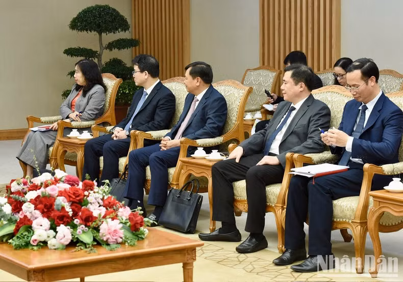 Representantes de los ministerios y sectores vietnamitas.