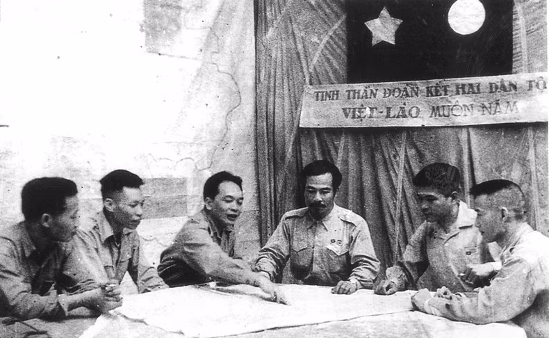 Los delegados de Vietnam y Laos debaten sobre el plan para comenzar la campaña en 1953 (de izquierda a derecha, los camaradas Tran Dang Ninh, Nguyen Khang, Vo Nguyen Giap, el príncipe Souphanouvong de Laos y Hoang Van Thai) (Foto de archivo)