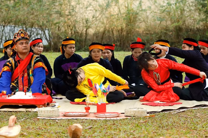 Danzas en el Festival Nang Hai. El evento se celebra a principios de la primavera para invitar a Nang Hai (las hijas de la madre Luna) a la Tierra y ayudar a las personas en su trabajo.