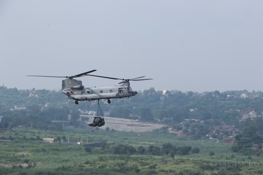 Ensayo aéreo en el ejercicio bilateral Vietnam- la India sobre mantenimiento de la paz de la ONU en 2022 (India, 18 de agosto de 2022).