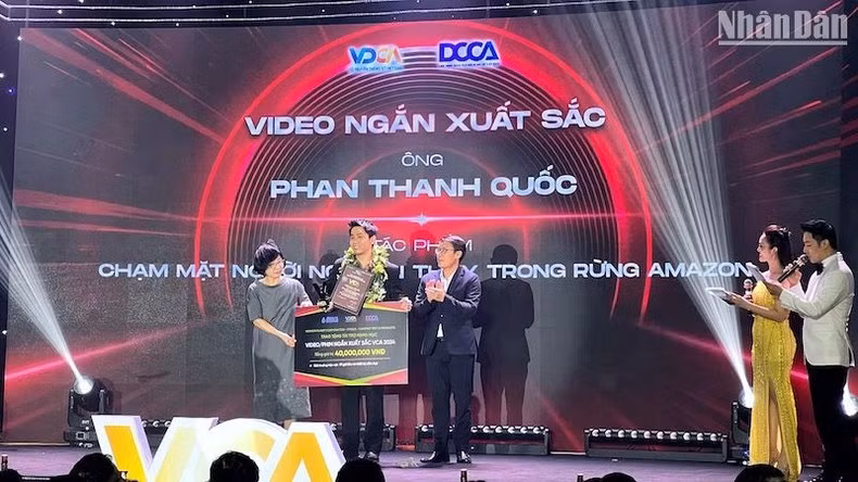 El creador de contenido Phan Thanh Quoc, propietario del canal Ke Du Muc, gana el premio por segunda vez con videos sobre viajes de exploración.