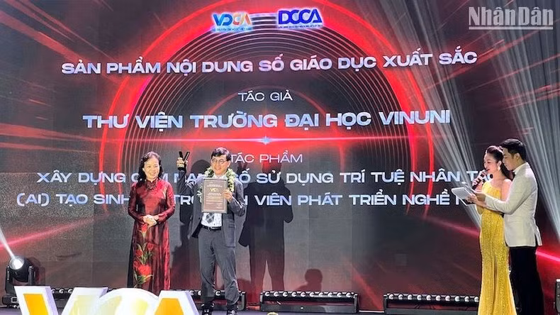 La doctora Ngo Phuong Lan, presidenta del Jurado, entrega el premio en la categoría de Excelente Producto Educativo.