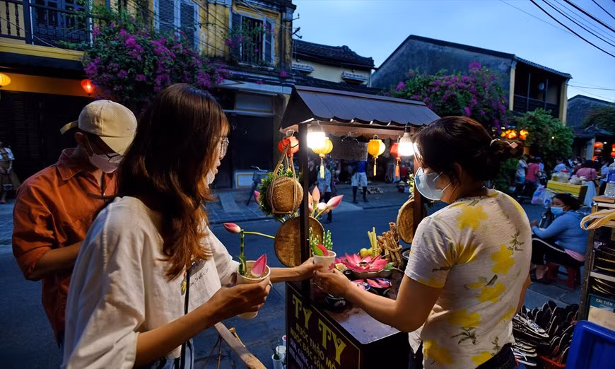 Turistas disfrutan de la famosa bebida derivada de hierbas de Hoi An. Turistas disfrutan de la famosa bebida derivada de hierbas de Hoi An.