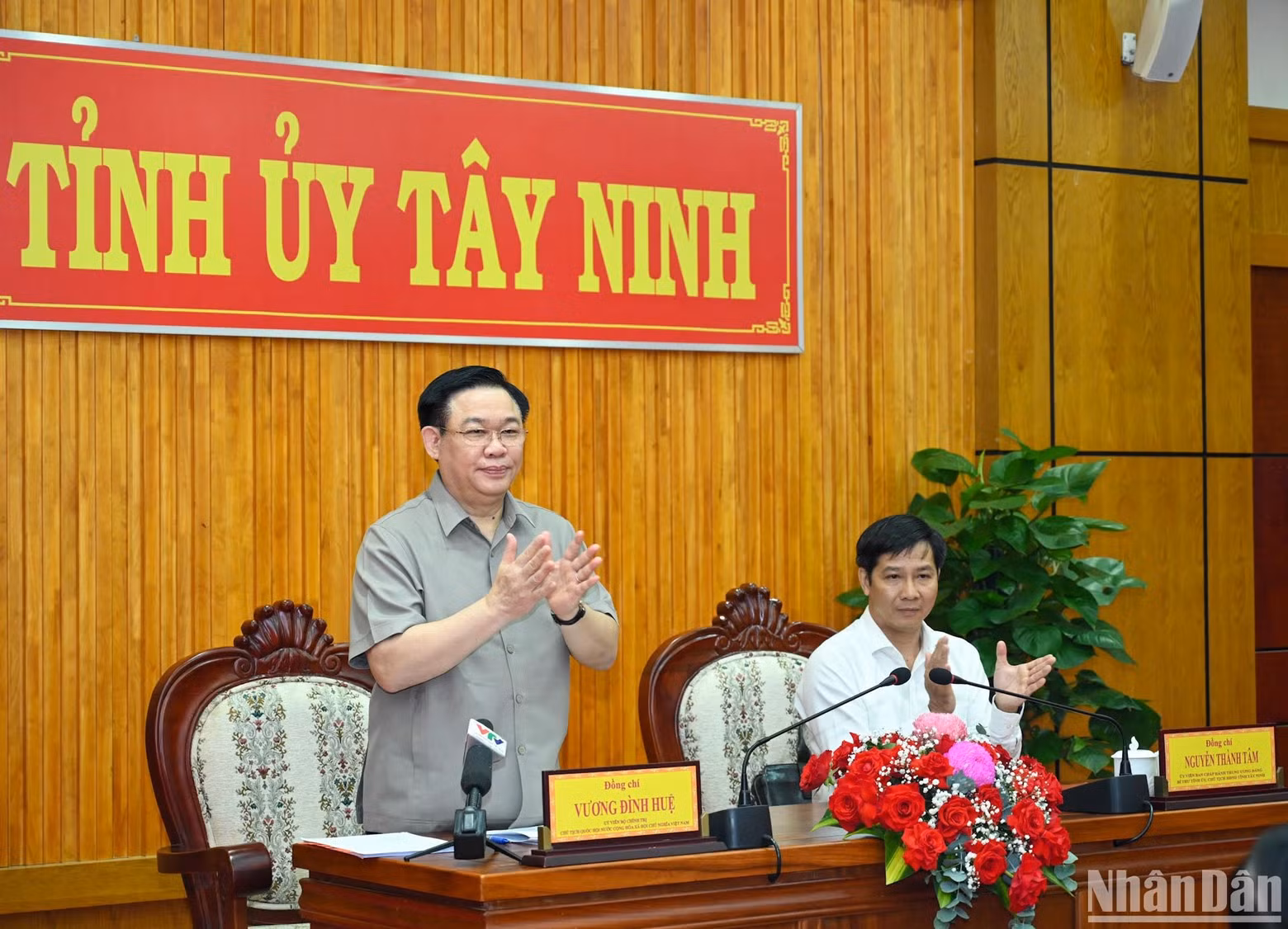 Dinh Hue preside la sesión de trabajo.