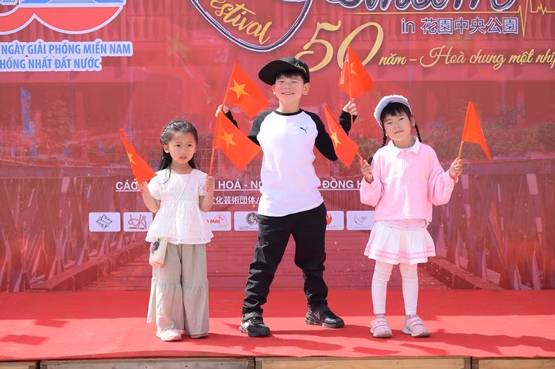 Los niños entusiasmados con la bandera roja con la estrella amarilla.