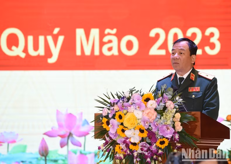 El mayor general Do Dinh Thanh presenta un informe sobre las actividades del cuerpo militar.