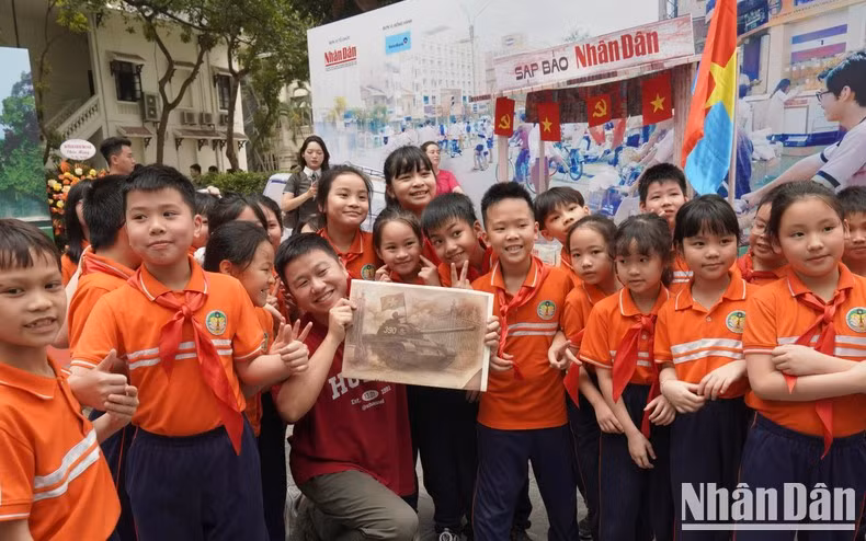 Nguyen Lac Huy, fundador del canal de información, entretenimiento y tecnología para jóvenes Schannel, presenta la publicación informativa especial a los estudiantes de la Escuela Trang An en la exposición.