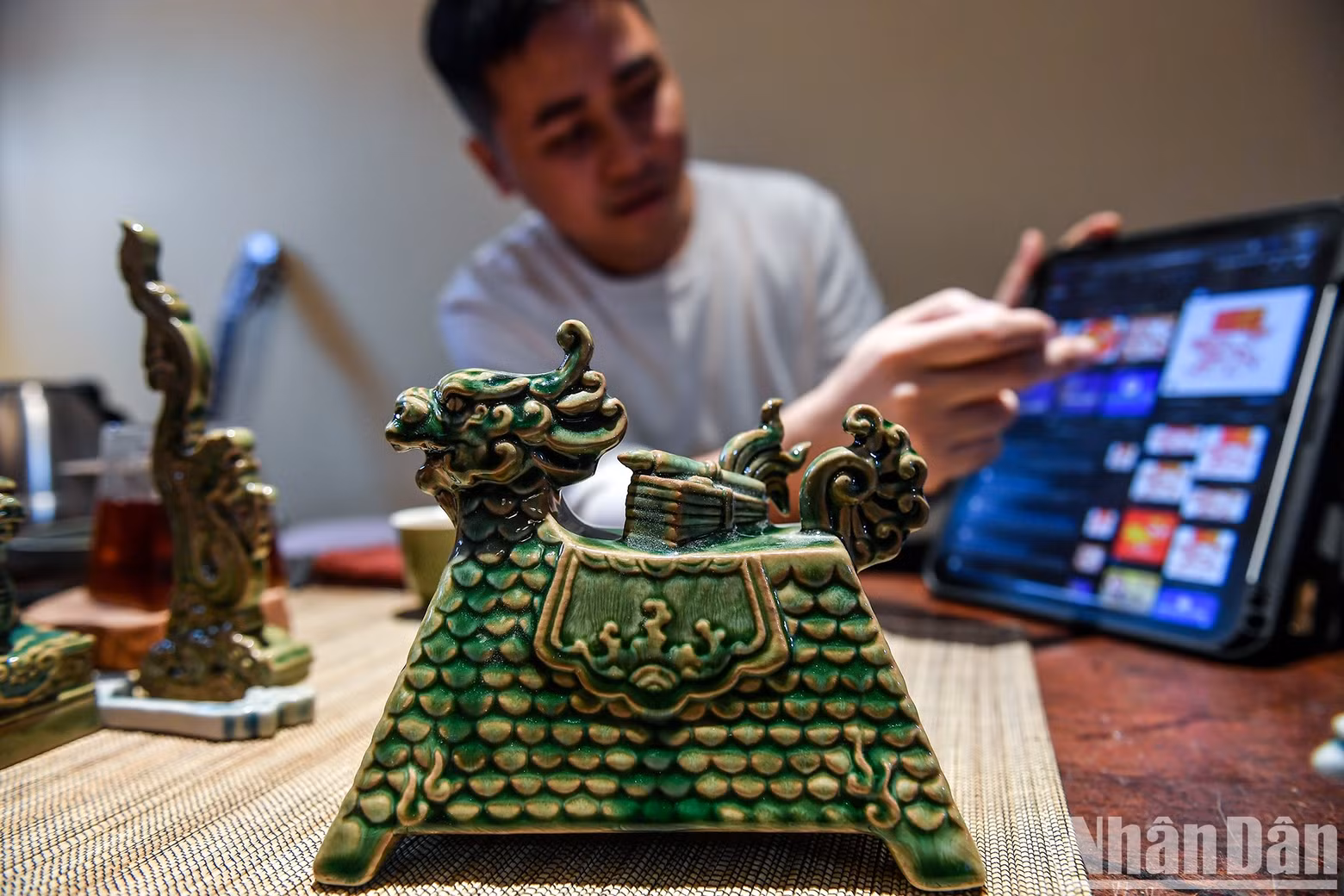 Tran Anh Tu es un representante de la joven generación de artesanos del pueblo alfarero de Bat Trang. Apasionado de la cultura tradicional, lleva años creando cerámicas únicas. Este año, dedicado al dragón, lanzó un producto sobre este animal del zodiaco.
