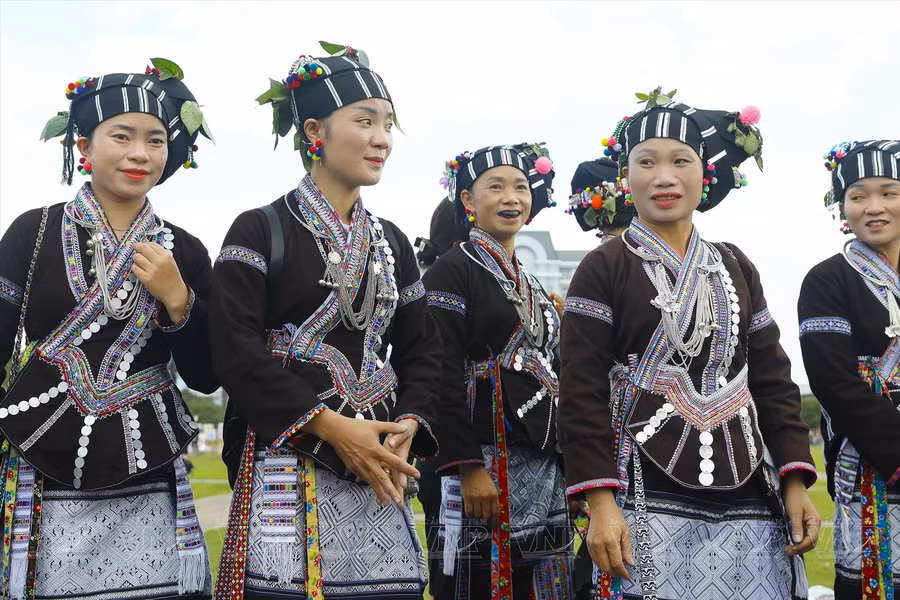 Las mujeres Lu lucen elegantes con trajes tradicionales hechos por ellas mismas. Las mujeres Lu lucen elegantes con trajes tradicionales hechos por ellas mismas.