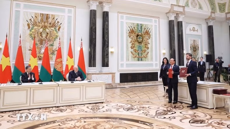 El secretario general del Partido Comunista de Vietnam, To Lam y el presidente de Bielorrusia, Aleksandr Lukashenko, presencian la ceremonia de entrega del Memorándum de Cooperación entre la Voz de Vietnam y la Radio y Televisión Nacional de Bielorrusia. (Foto: Thong Nhat/VNA) El secretario general del Partido Comunista de Vietnam, To Lam y el presidente de Bielorrusia, Aleksandr Lukashenko, presencian la ceremonia de entrega del Memorándum de Cooperación entre la Voz de Vietnam y la Radio y Televisión Nacional de Bielorrusia. (Foto: Thong Nhat/VNA)
