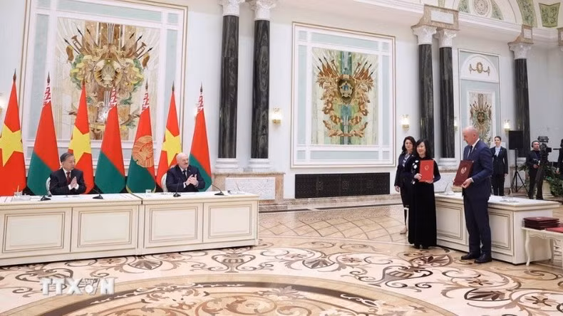 El secretario general del Partido Comunista de Vietnam, To Lam y el presidente de Bielorrusia, Aleksandr Lukashenko, presencian la ceremonia de firma del Memorando de Entendimiento sobre cooperación entre los Ministerios de Salud Pública de Vietnam y Bielorrusia en el sector farmacéutico. (Foto: Thong Nhat/VNA) El secretario general del Partido Comunista de Vietnam, To Lam y el presidente de Bielorrusia, Aleksandr Lukashenko, presencian la ceremonia de firma del Memorando de Entendimiento sobre cooperación entre los Ministerios de Salud Pública de Vietnam y Bielorrusia en el sector farmacéutico. (Foto: Thong Nhat/VNA)
