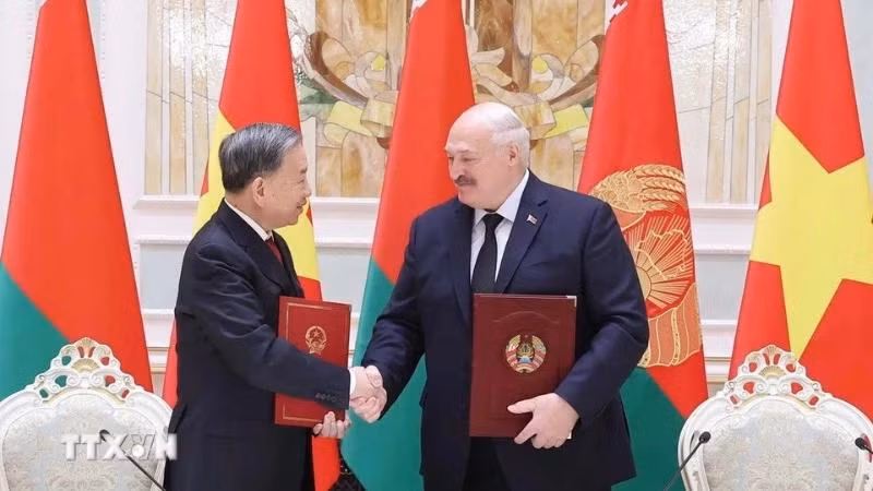 El secretario general del Partido Comunista de Vietnam, To Lam, y el presidente de Bielorrusia, Aleksandr Lukashenko, firman una Declaración Conjunta sobre el establecimiento de la Asociación Estratégica bilateral. (Foto: Thong Nhat/VNA) El secretario general del Partido Comunista de Vietnam, To Lam, y el presidente de Bielorrusia, Aleksandr Lukashenko, firman una Declaración Conjunta sobre el establecimiento de la Asociación Estratégica bilateral. (Foto: Thong Nhat/VNA)