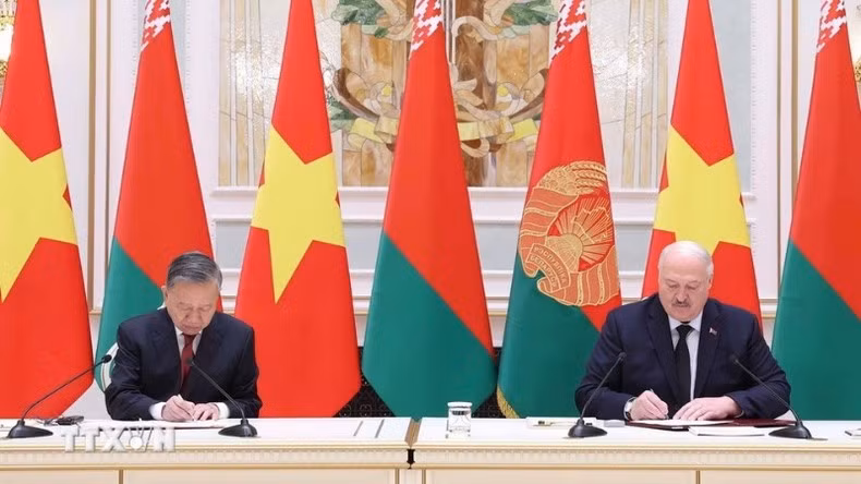 El secretario general del Partido Comunista de Vietnam, To Lam, y el presidente de Bielorrusia, Aleksandr Lukashenko, firman una Declaración Conjunta sobre el establecimiento de la Asociación Estratégica entre las dos naciones. (Foto: Thong Nhat/VNA) El secretario general del Partido Comunista de Vietnam, To Lam, y el presidente de Bielorrusia, Aleksandr Lukashenko, firman una Declaración Conjunta sobre el establecimiento de la Asociación Estratégica entre las dos naciones. (Foto: Thong Nhat/VNA)