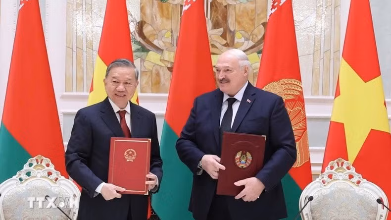 El secretario general del Partido Comunista de Vietnam, To Lam, y el presidente de Bielorrusia, Aleksandr Lukashenko, firman una Declaración Conjunta sobre el establecimiento de la Asociación Estratégica entre las dos naciones. (Foto: Thong Nhat/VNA) El secretario general del Partido Comunista de Vietnam, To Lam, y el presidente de Bielorrusia, Aleksandr Lukashenko, firman una Declaración Conjunta sobre el establecimiento de la Asociación Estratégica entre las dos naciones. (Foto: Thong Nhat/VNA)