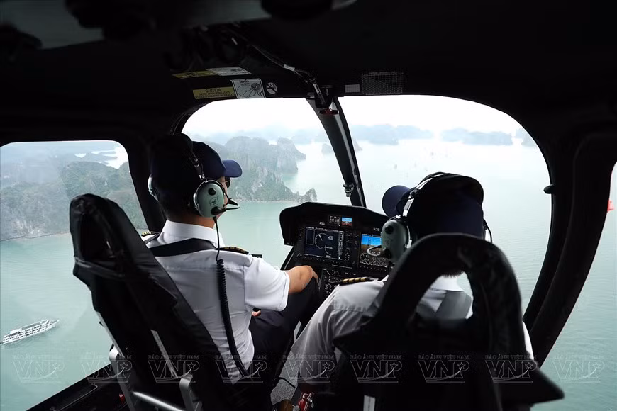 Los turistas pueden contemplar la Bahía de Lan Ha en el helicóptero Bell 505, con el recorrido aéreo de la Compañía de Helicóptero del Norte (dependiente de la corporación Vietnam Helicopter) Los turistas pueden contemplar la Bahía de Lan Ha en el helicóptero Bell 505, con el recorrido aéreo de la Compañía de Helicóptero del Norte (dependiente de la corporación Vietnam Helicopter)