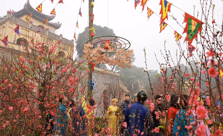 Liberar carpas para rendir homenaje a Ong Cong, Ong Tao constituye un ritual tradicional del pueblo vietnamita. Liberar carpas para rendir homenaje a Ong Cong, Ong Tao constituye un ritual tradicional del pueblo vietnamita.