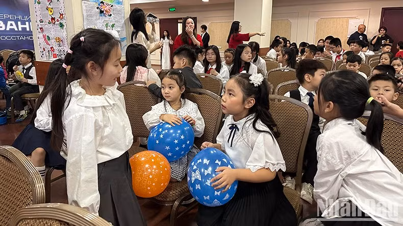 Los niños participan con entusiasmo en el programa.